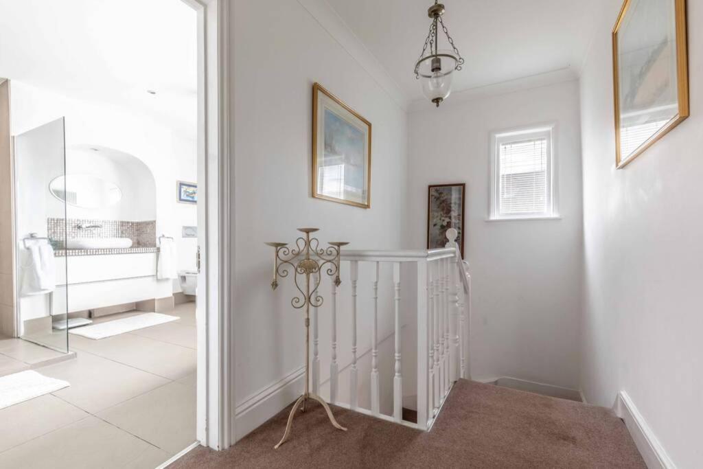 Windsor Town Centre Victorian Townhouse Sleeps 6 Villa ภายนอก รูปภาพ